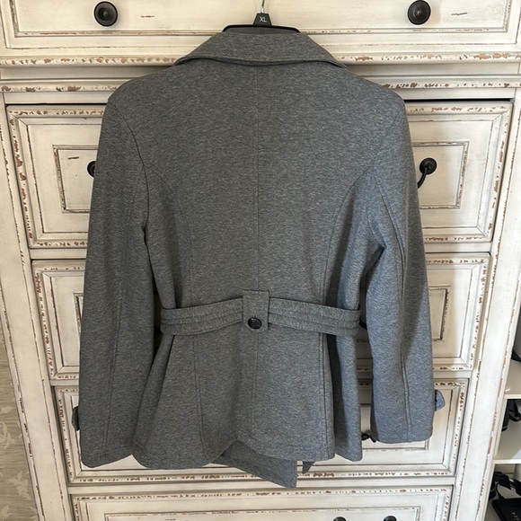 Gray, lightweight women’s pea coat with belt and black double-breasted buttons - Picture 3 of 4